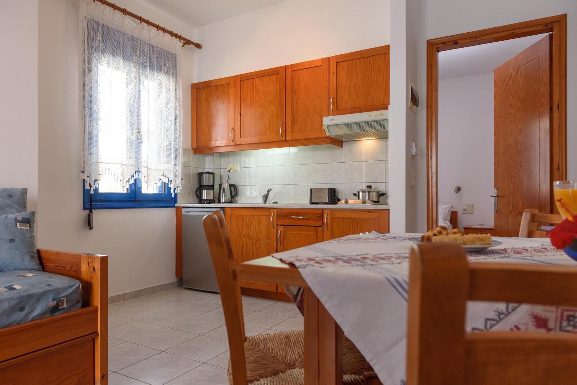 Finikas Studios & Apartments - Kalamaki Holidays Bagian luar foto