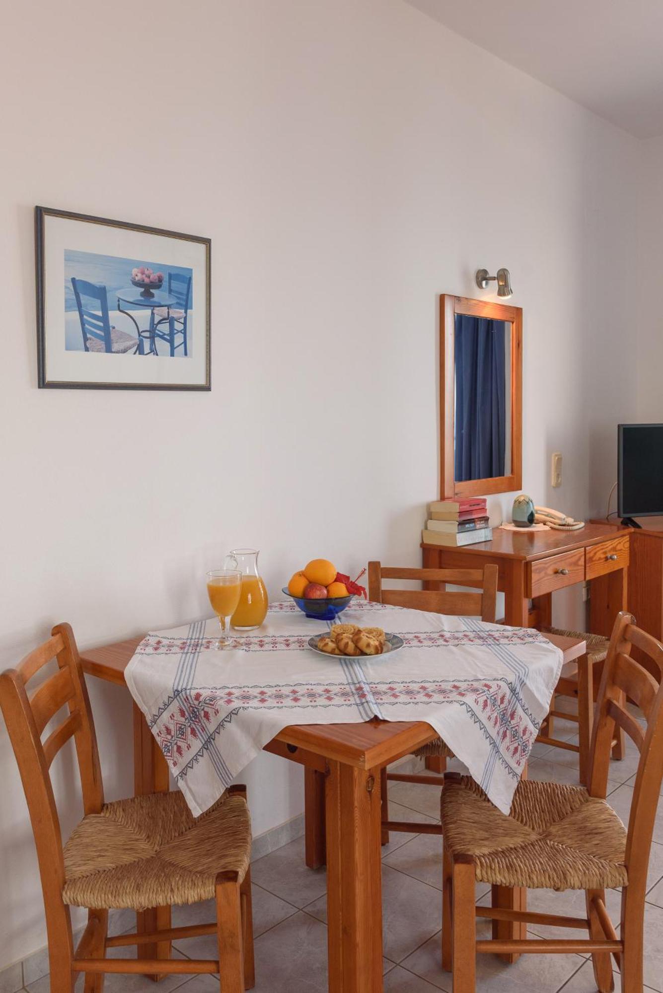 Finikas Studios & Apartments - Kalamaki Holidays Bagian luar foto