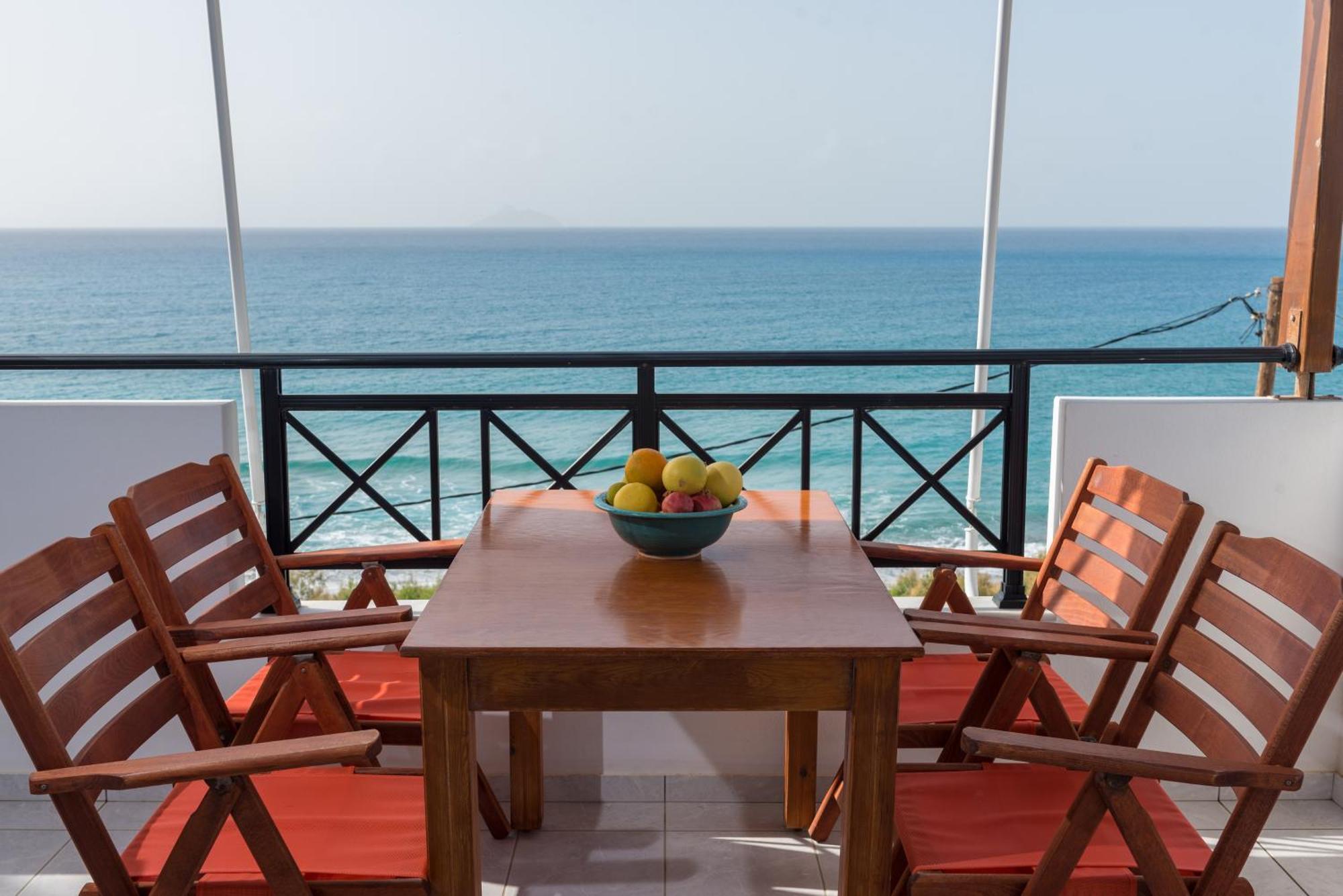 Finikas Studios & Apartments - Kalamaki Holidays Bagian luar foto