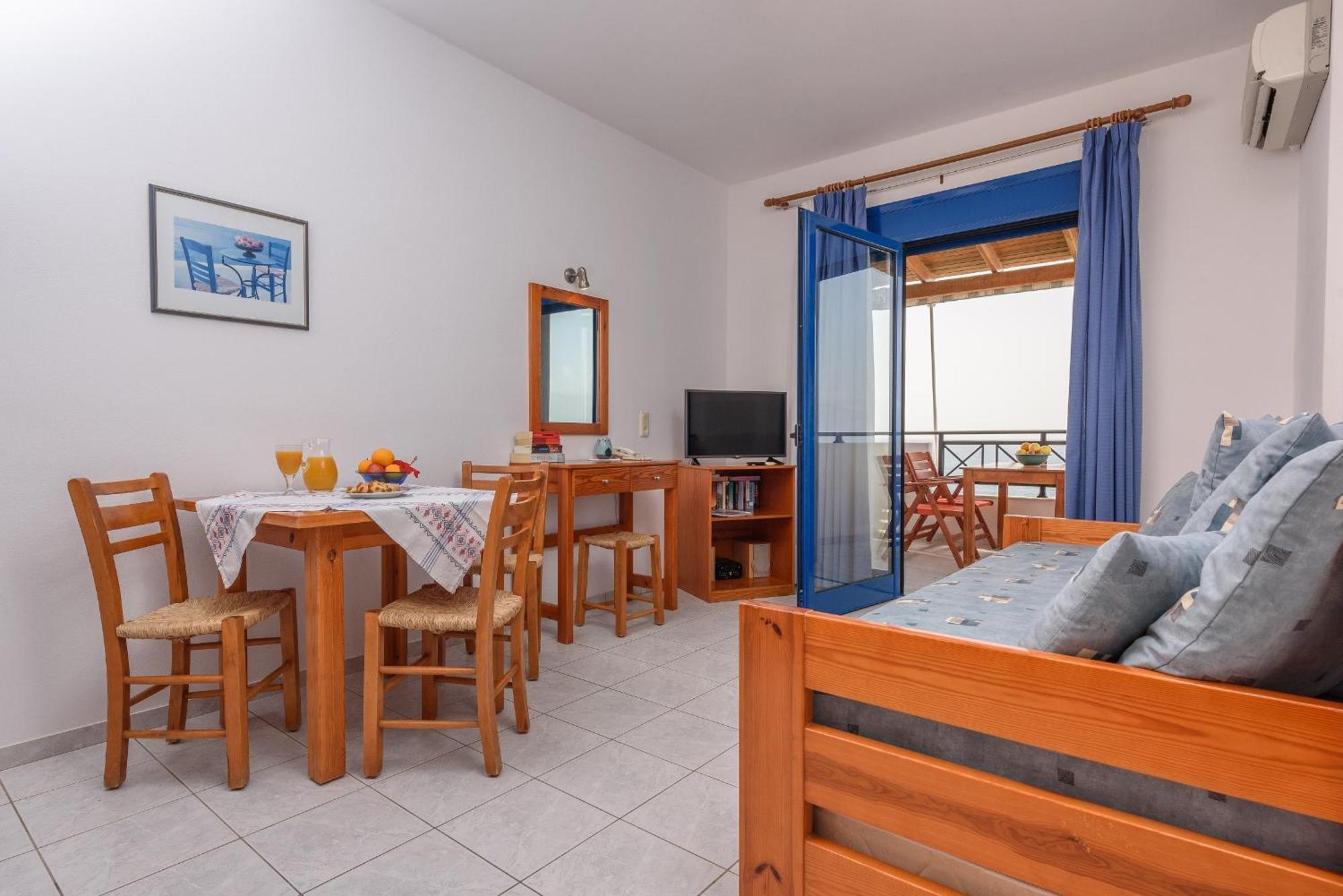 Finikas Studios & Apartments - Kalamaki Holidays Bagian luar foto