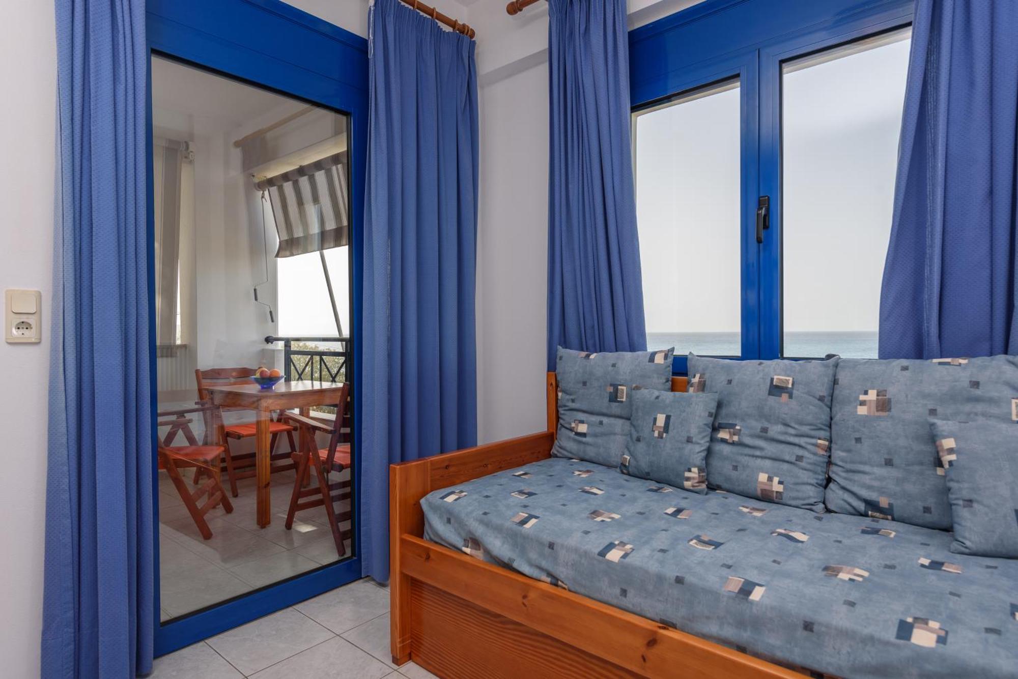Finikas Studios & Apartments - Kalamaki Holidays Bagian luar foto