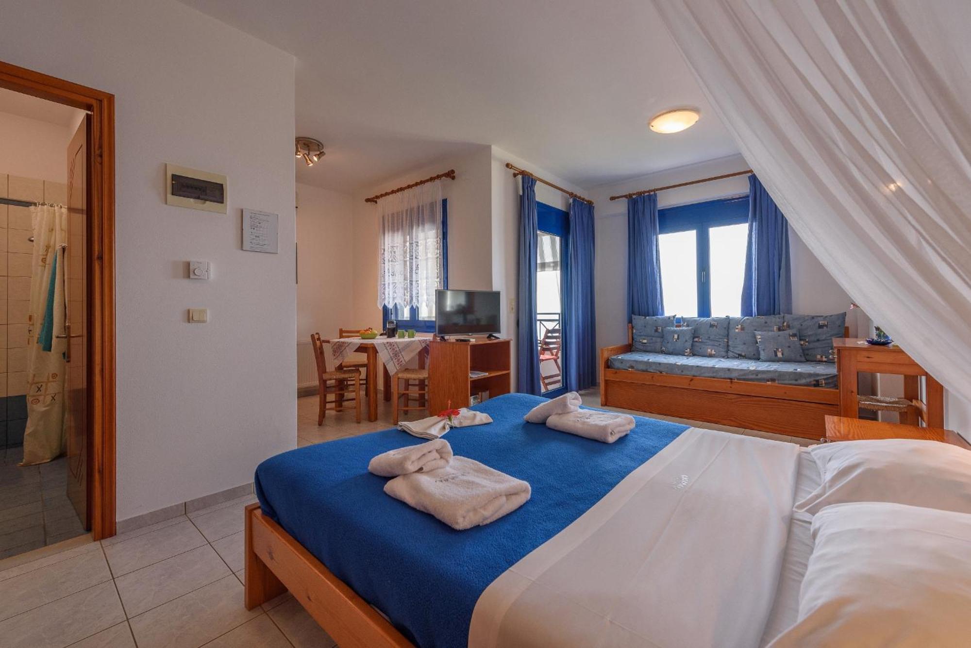 Finikas Studios & Apartments - Kalamaki Holidays Bagian luar foto
