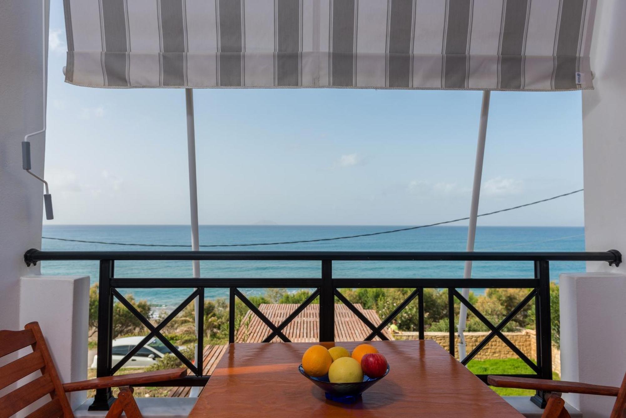 Finikas Studios & Apartments - Kalamaki Holidays Bagian luar foto