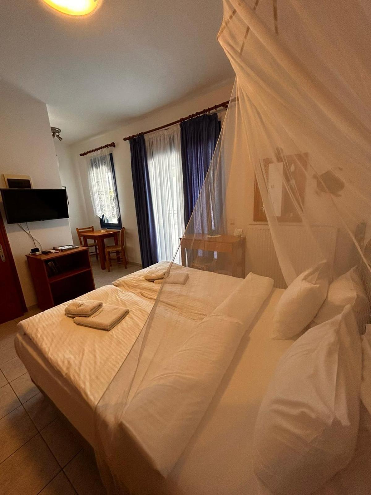 Finikas Studios & Apartments - Kalamaki Holidays Bagian luar foto