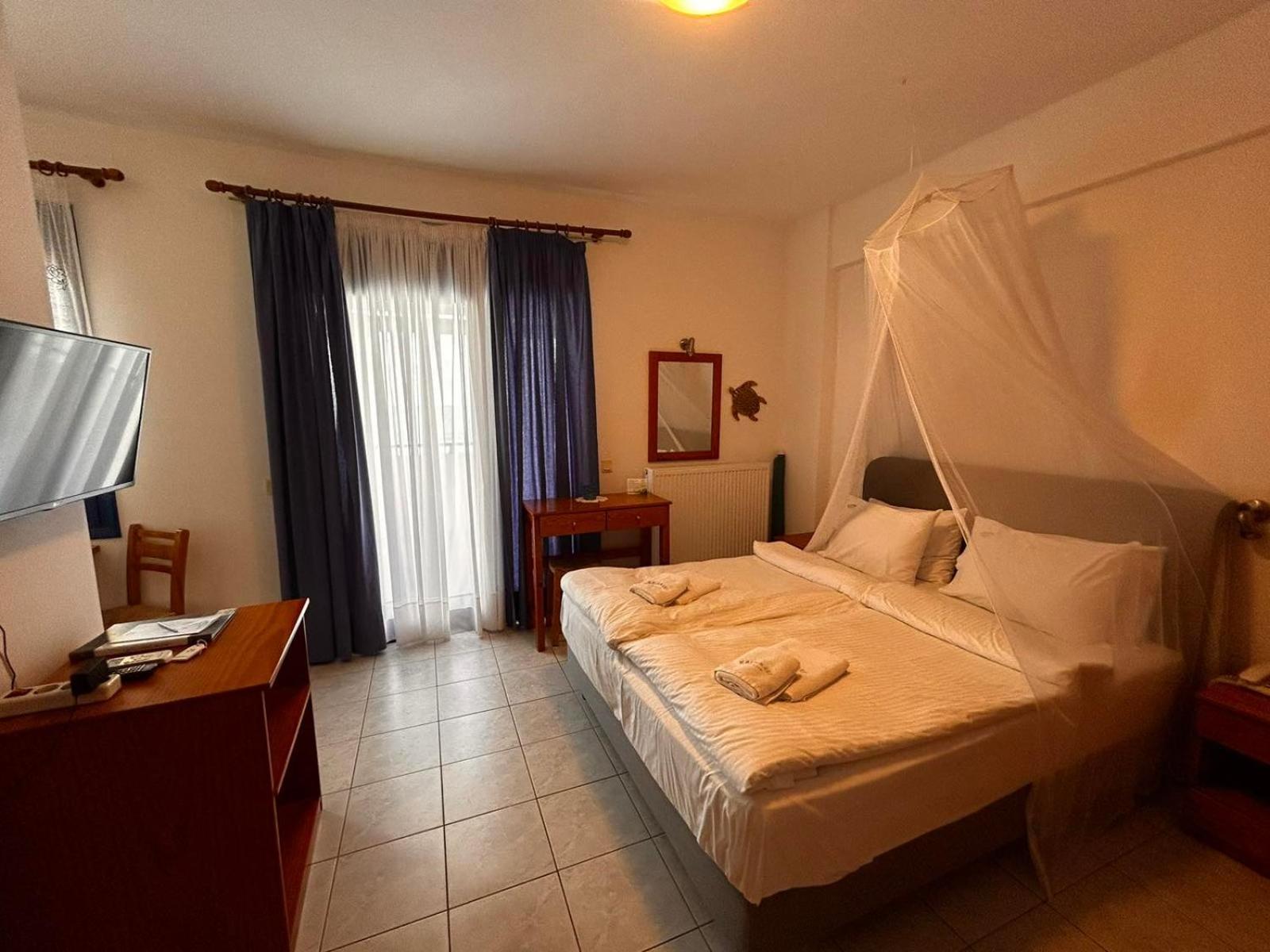 Finikas Studios & Apartments - Kalamaki Holidays Bagian luar foto