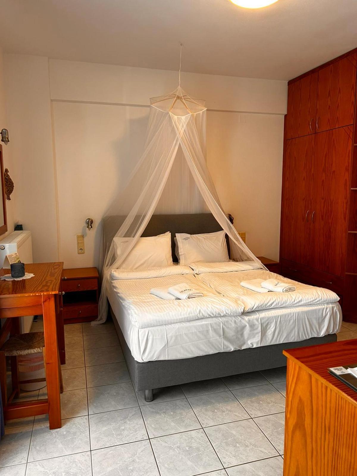 Finikas Studios & Apartments - Kalamaki Holidays Bagian luar foto