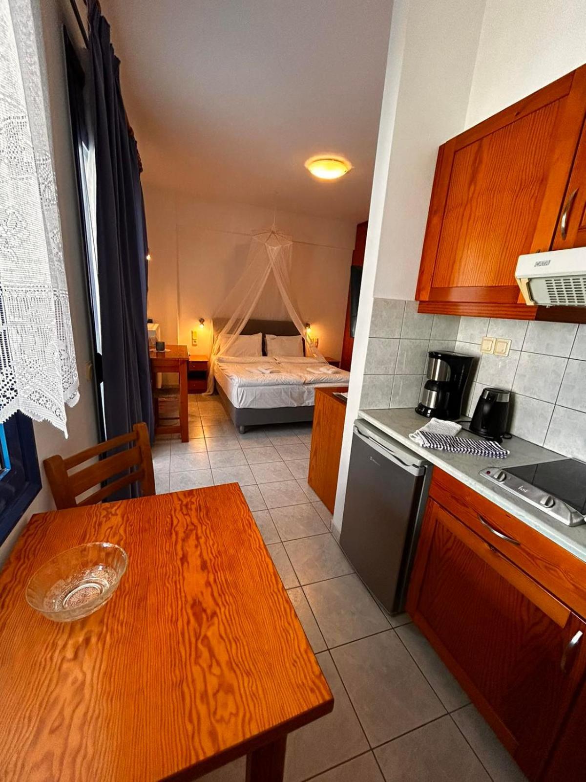 Finikas Studios & Apartments - Kalamaki Holidays Bagian luar foto