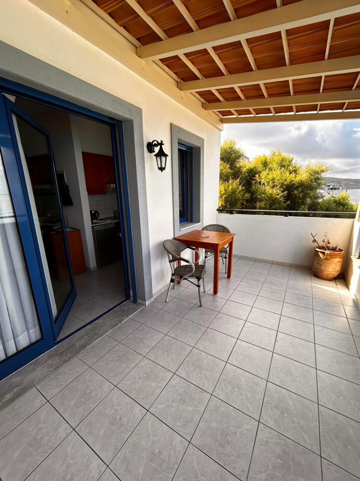 Finikas Studios & Apartments - Kalamaki Holidays Bagian luar foto