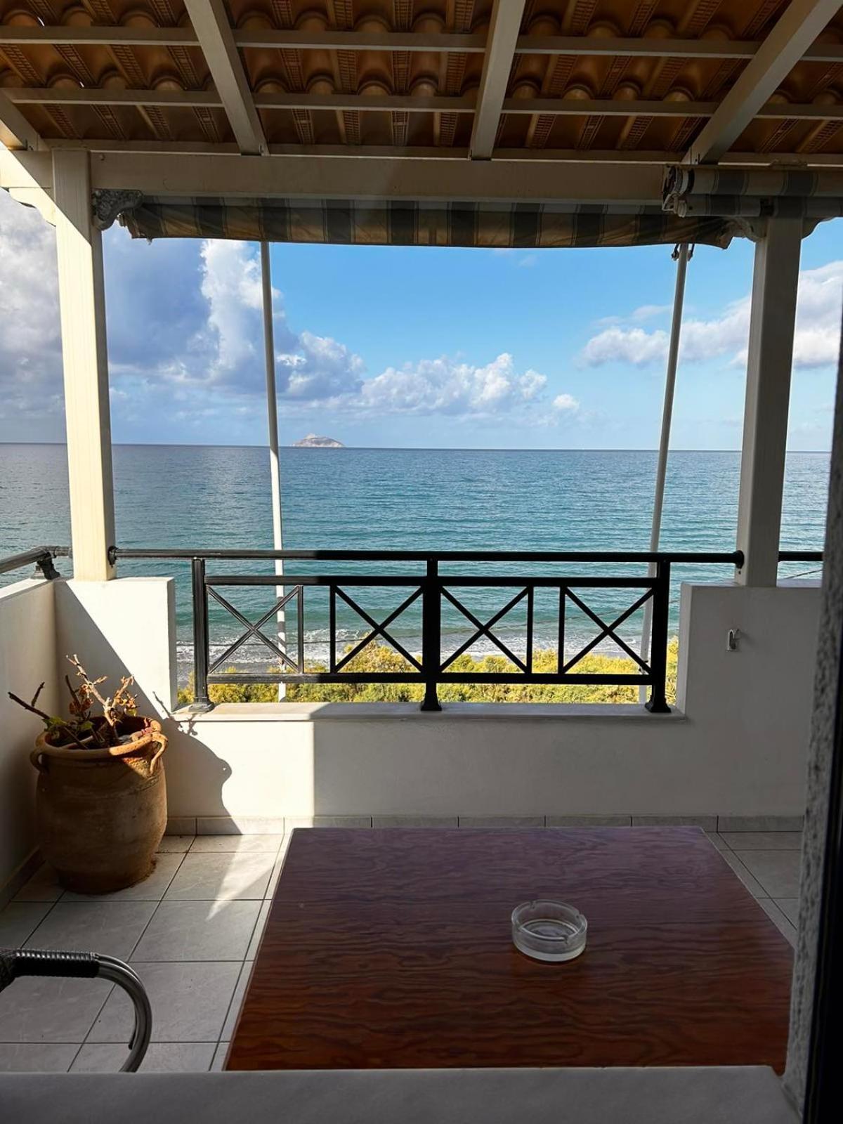 Finikas Studios & Apartments - Kalamaki Holidays Bagian luar foto