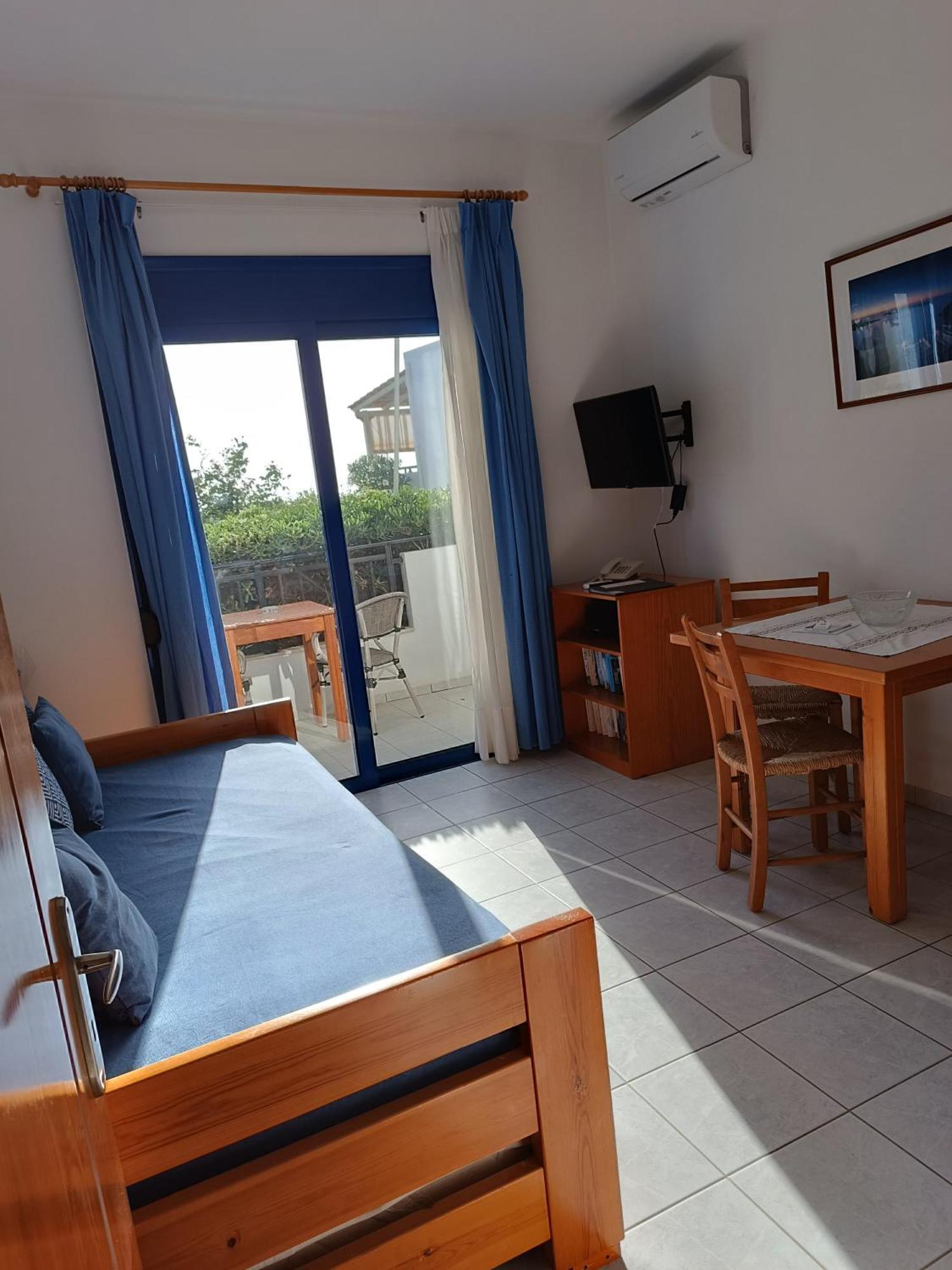 Finikas Studios & Apartments - Kalamaki Holidays Bagian luar foto